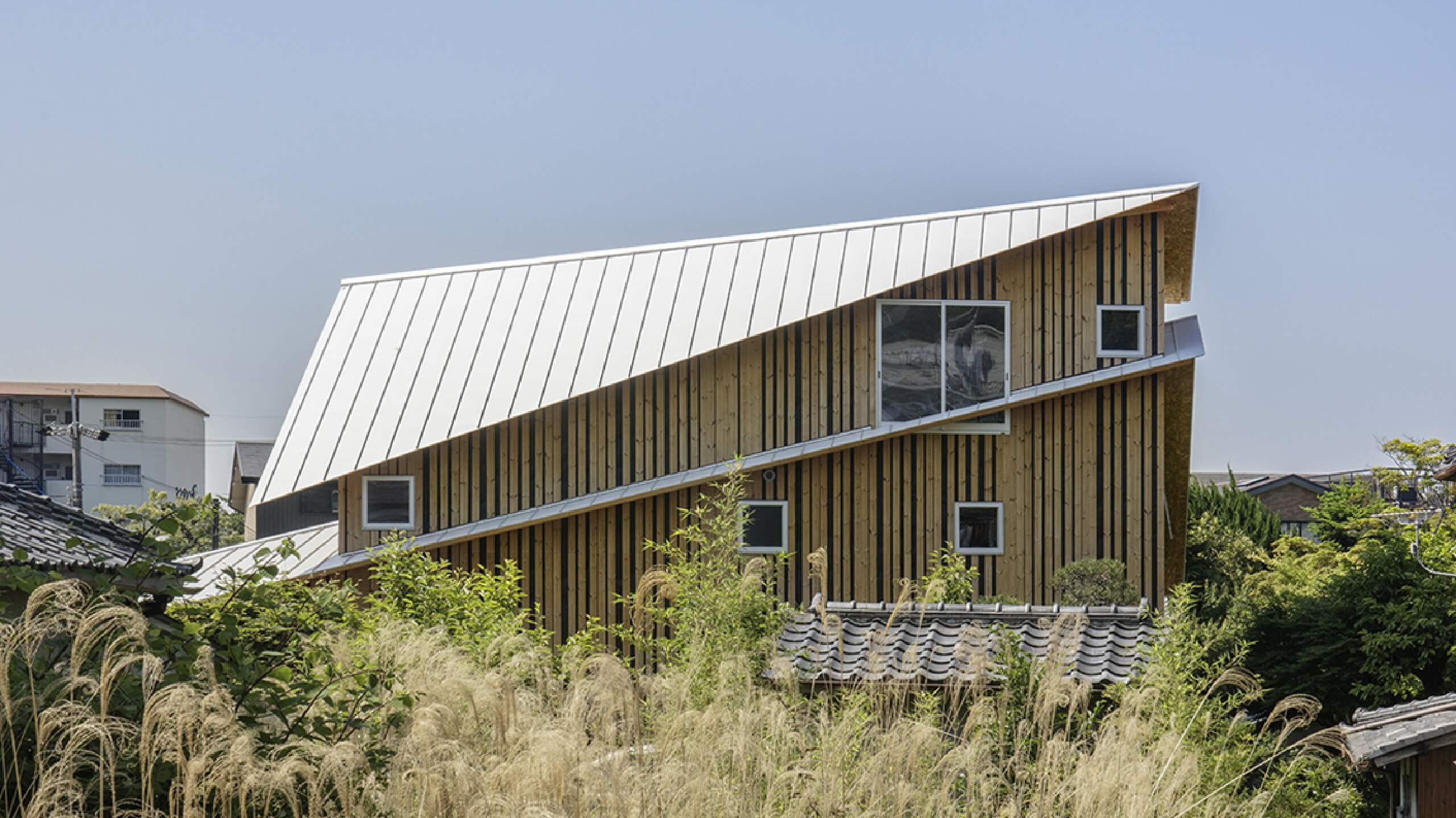 DOUBLE ROOF HOUSE